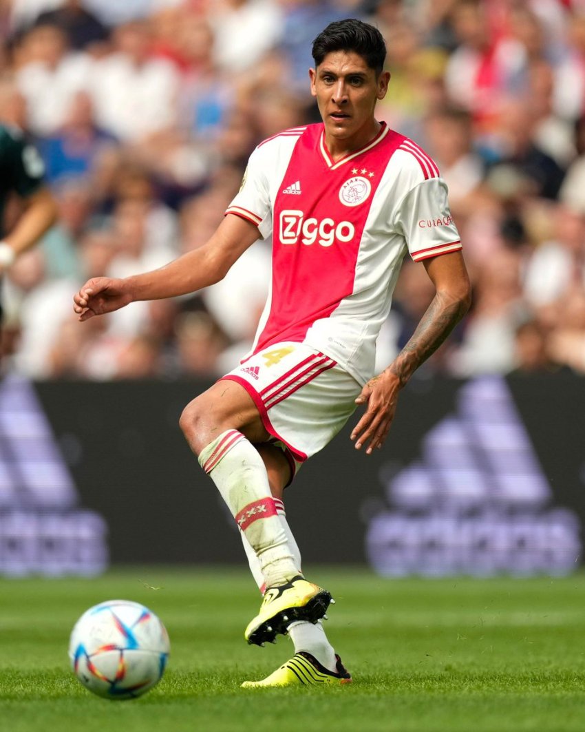 Edson Álvarez en un partido del Ajax