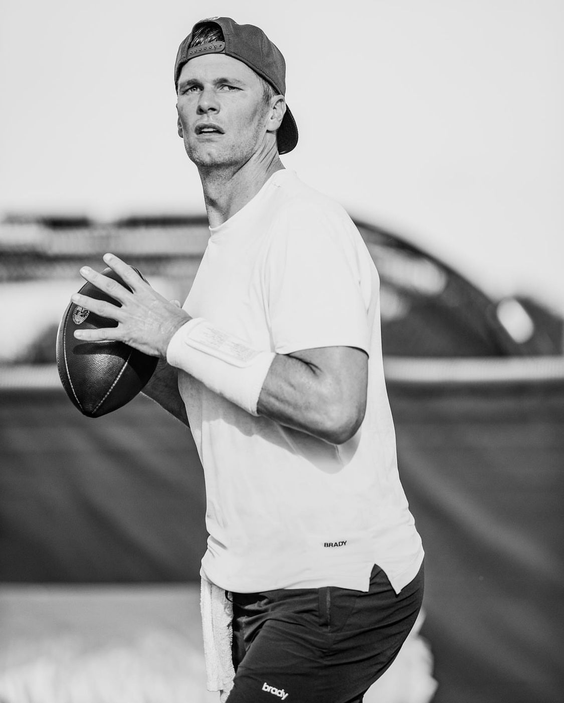 Brady sosteniendo un balón