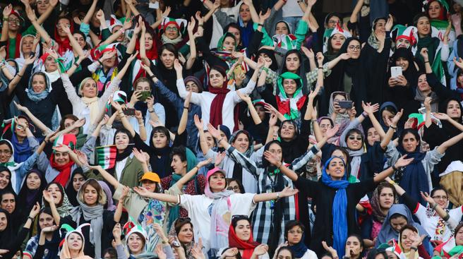 Mujeres de Irán disfrutan un partido de futbol