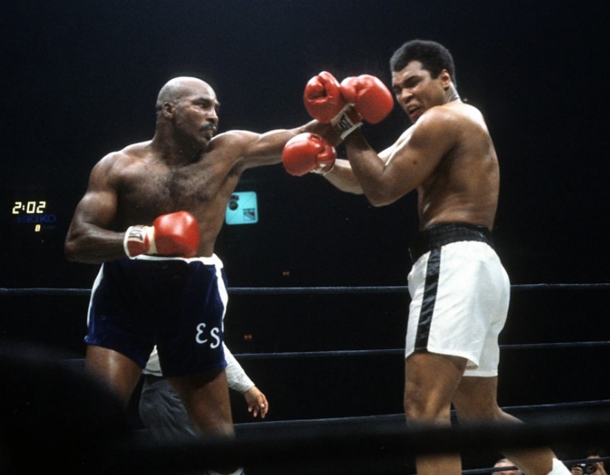 Earnie Shavers golpeando a Muhammad Ali