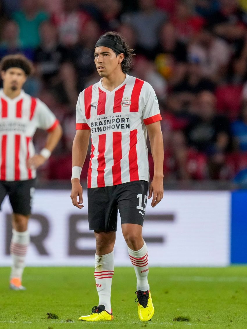 Erick Gutiérrez en un partido con el PSV