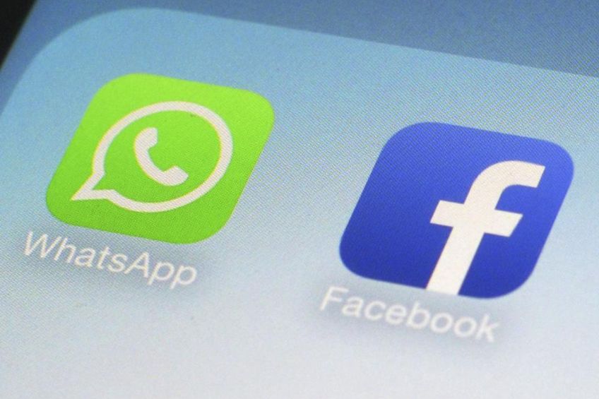 Logotipo de Whatsapp y Facebook en un celular