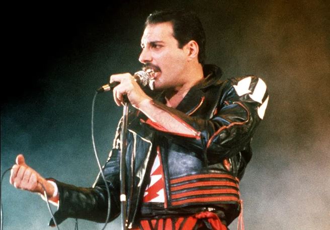 Freddie Mercury en un concierto con Queen