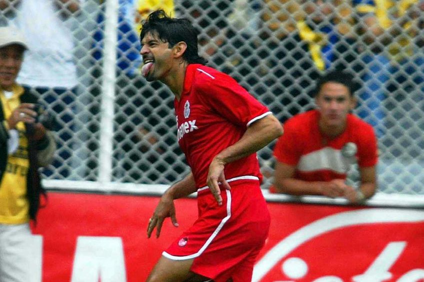 José Saturnino Cardozo festejando un gol