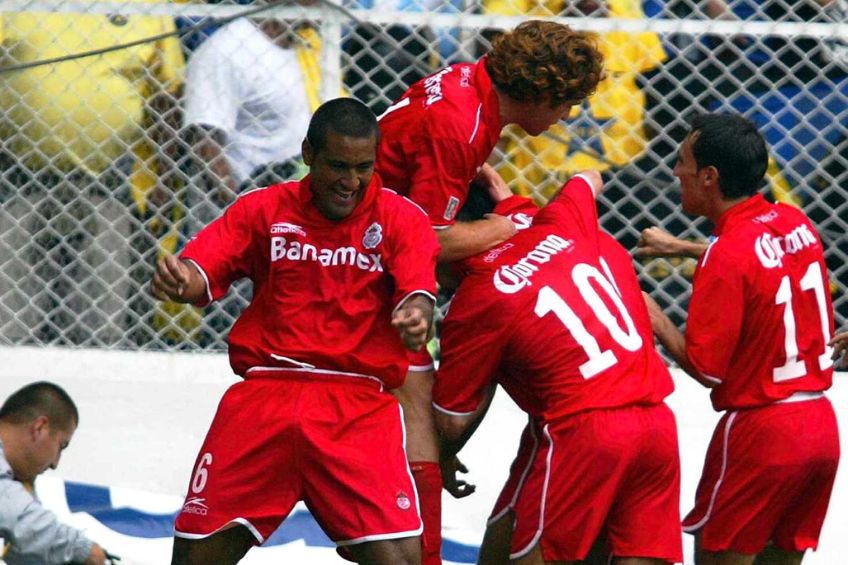 Jugadores del Toluca festejando un gol
