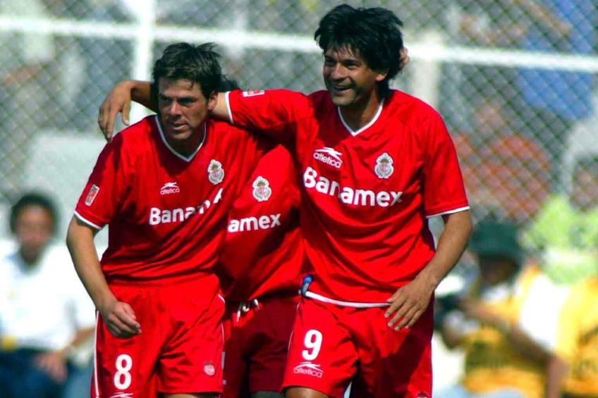 Cardozo y Chiquis García festejando un gol