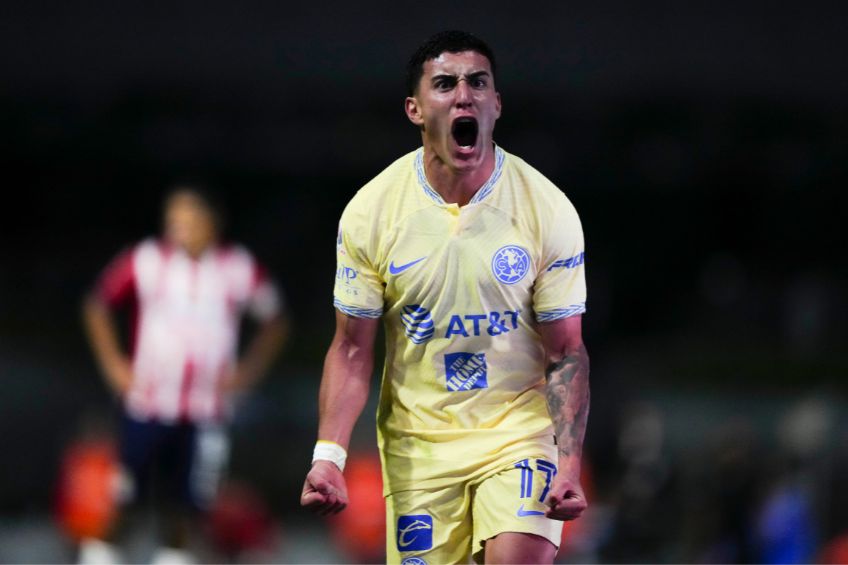 Alejandro Zendejas festejando un gol