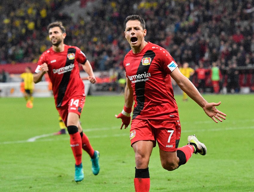 Chicharito en celebración de gol con Leverkusen