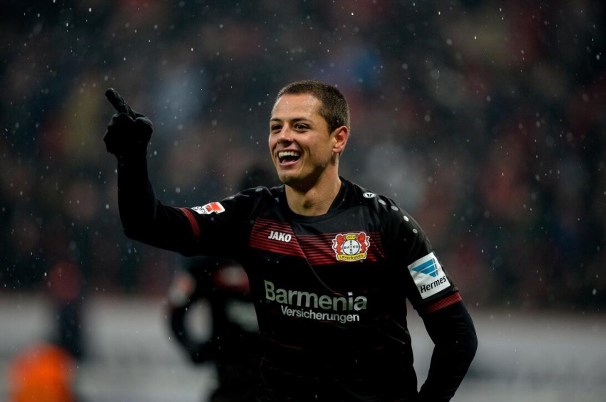 Chicharito en celebración de gol con Leverkusen