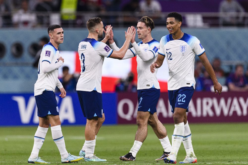 Ingleses celebran gol ante Irán
