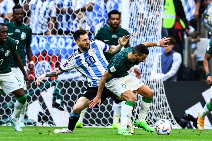 Messi pelea el balón con la defensa saudí