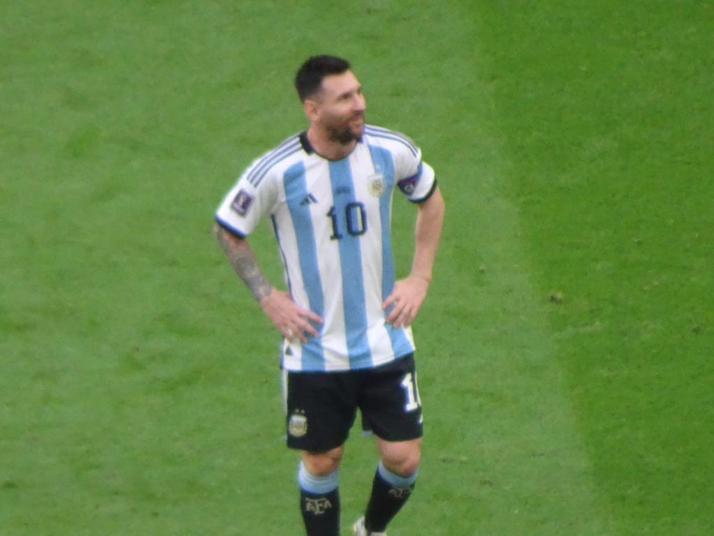 Messi se lamentra después de que le anularon un gol