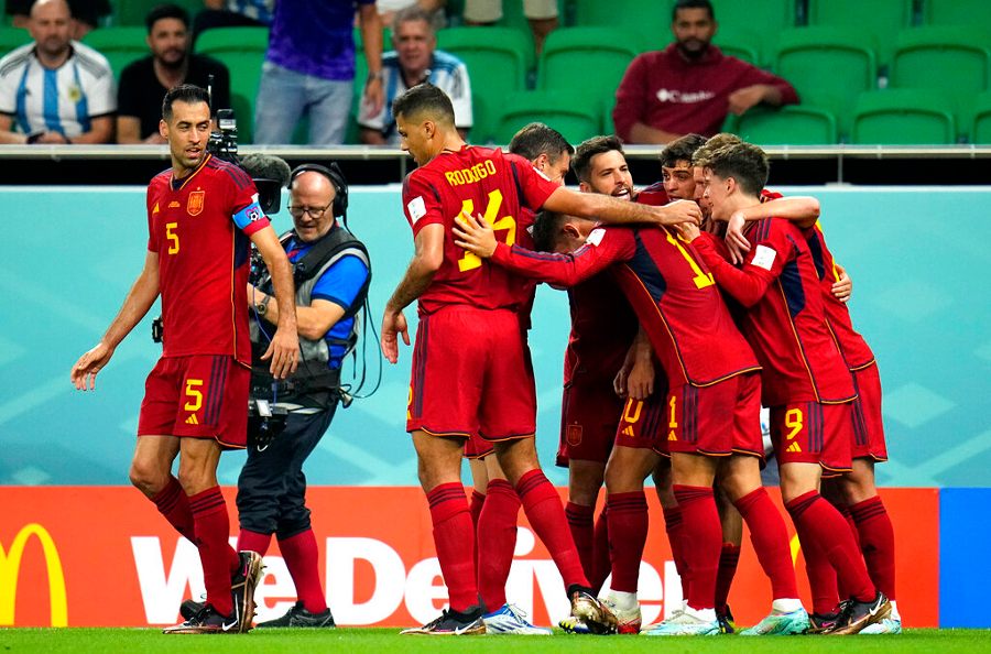 España festeja la goleada ante Costa Rica