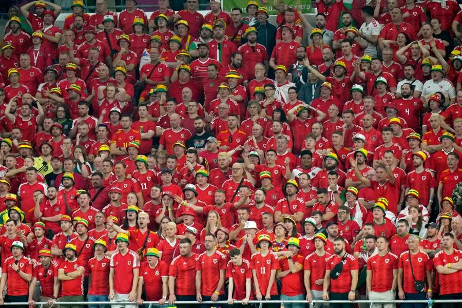 Grupo aficionados de Gales en el estadio en Qatar 2022