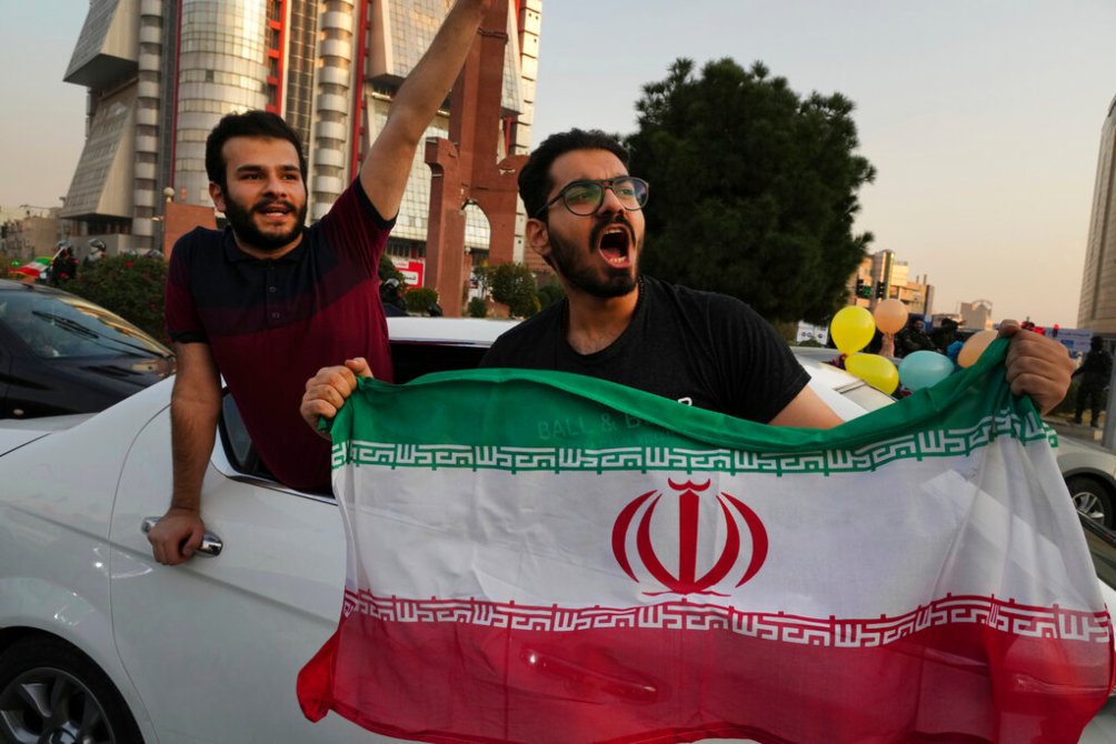 Aficionados de Irán festejan en Qatar