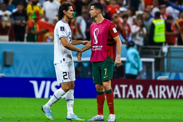 Cavani y Ronaldo después del partido