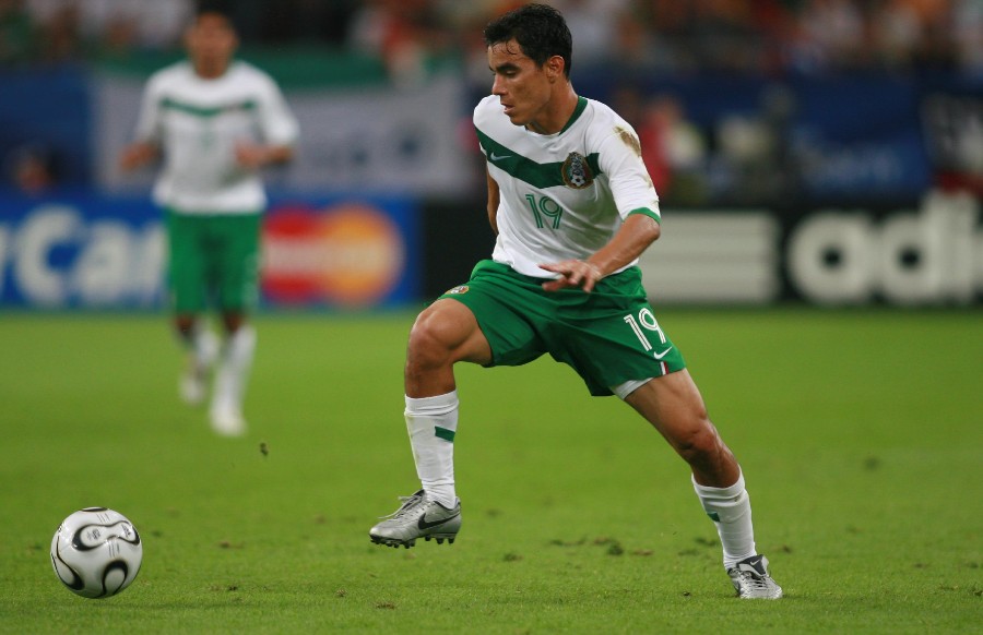 Omar Bravo en juego ante Portugal en Alemania 2006