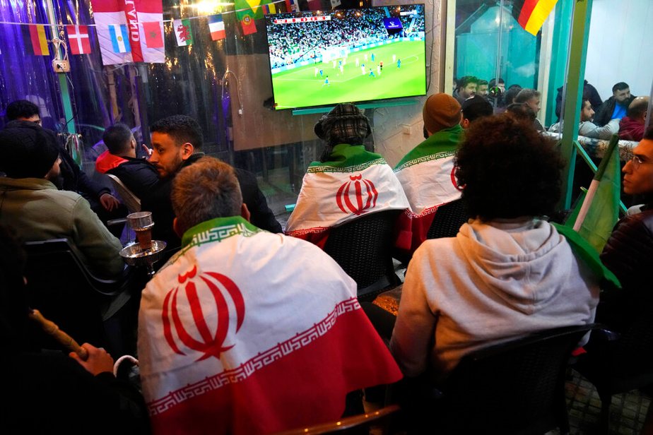 Aficionados en Irán viendo el partido
