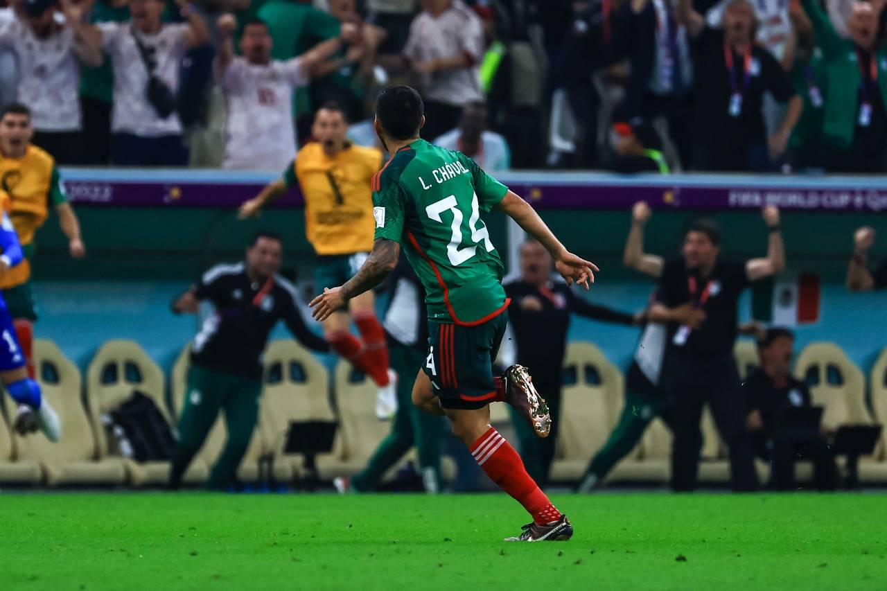 Luis Chávez celebra su gol 