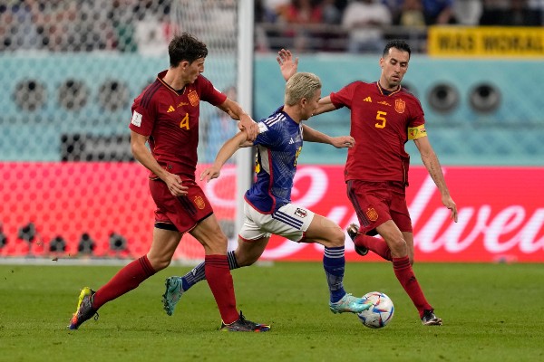 Pau Torres con España vs Japón en Qatar 2022