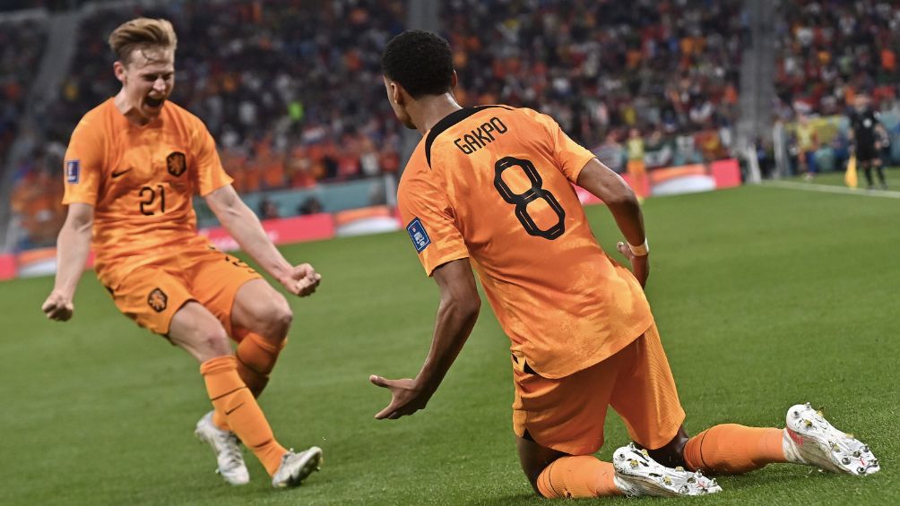 De Jong celebra un gol con Gakpo