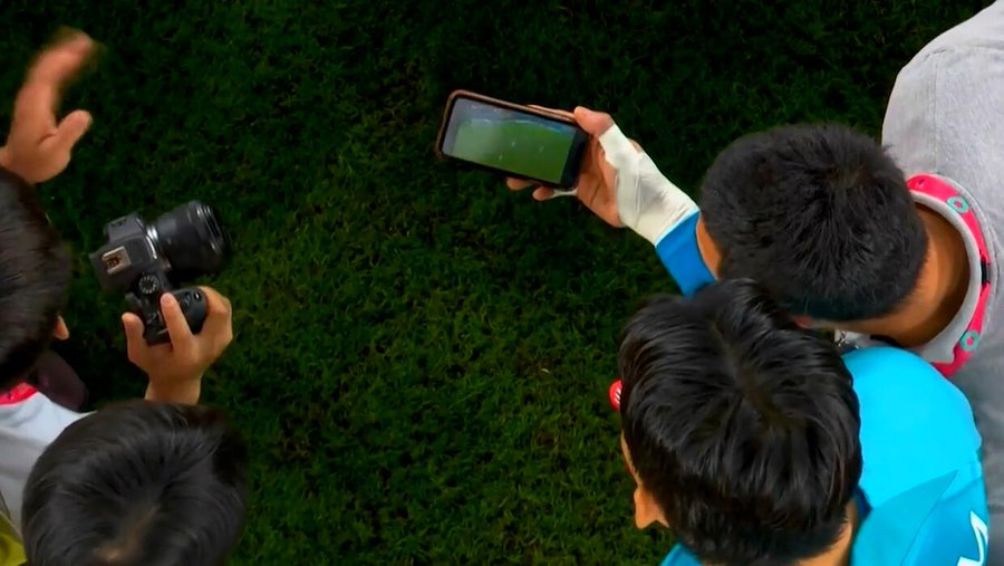 Los futbolistas tenían celulares para ver si pasarían a octavos