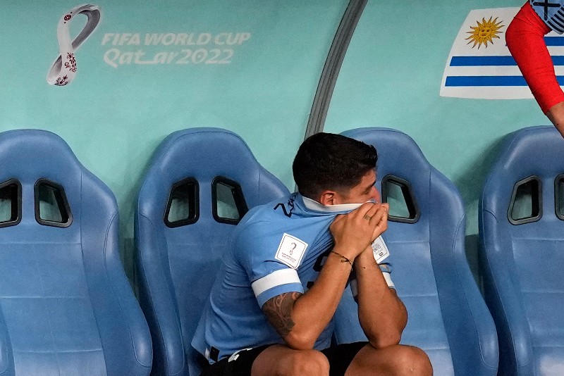 Luis Suárez llorando desde el banquillo