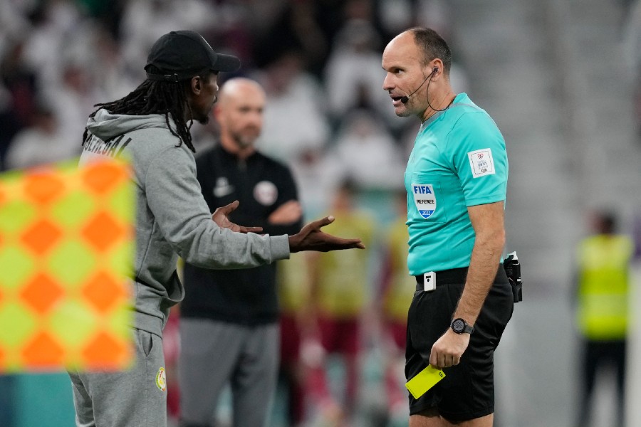 Aliou Cissé dialogando con el árbitro 