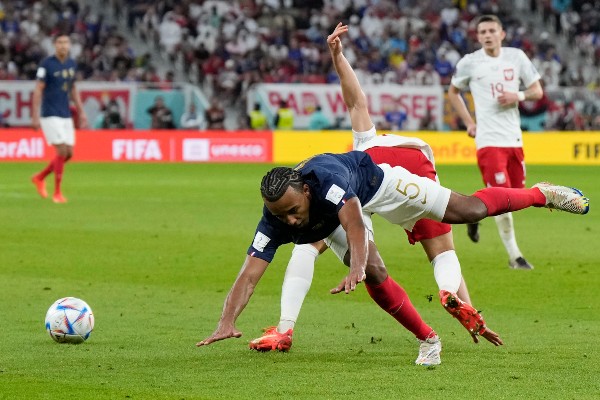 Jules Koundé en acción con Francia ante Polonia en Qatar 2022