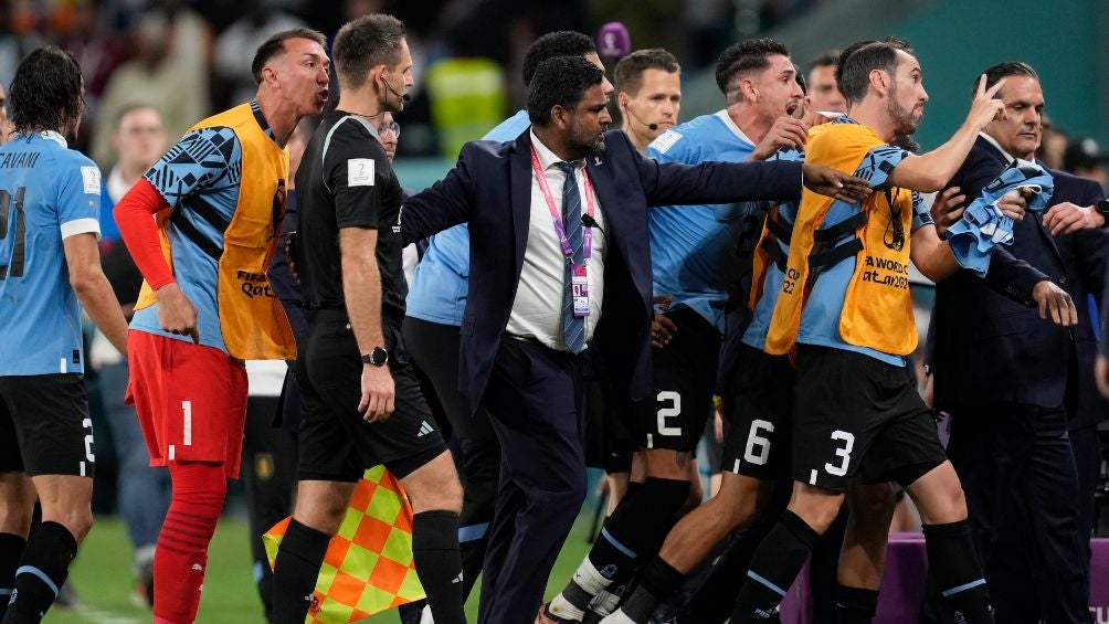 Uruguay tuvo problemas con el arbitraje al final del partido