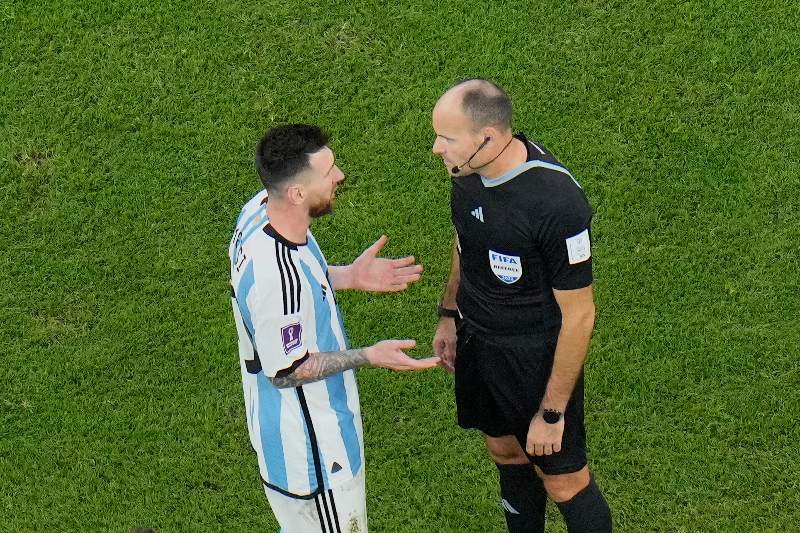 Messi y Mateu Lahoz discutiendo