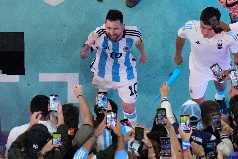 Messi junto a aficionados