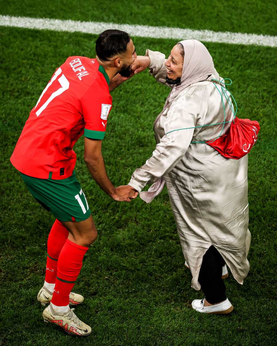 Sofiane Boufal y su madre bailando en el Estadio