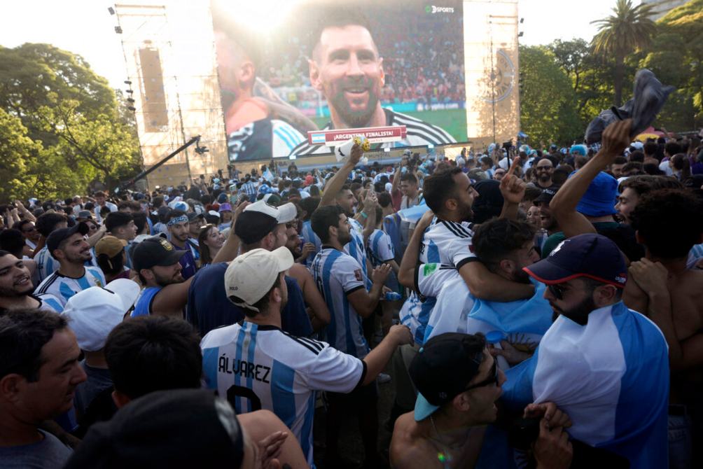 Aficionados celebran que Argentina avanzó a la Final
