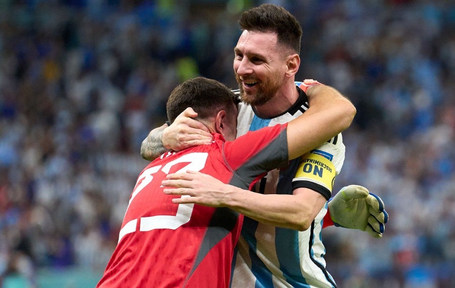 Messi celebra con Martínez el pase a la Semifinal