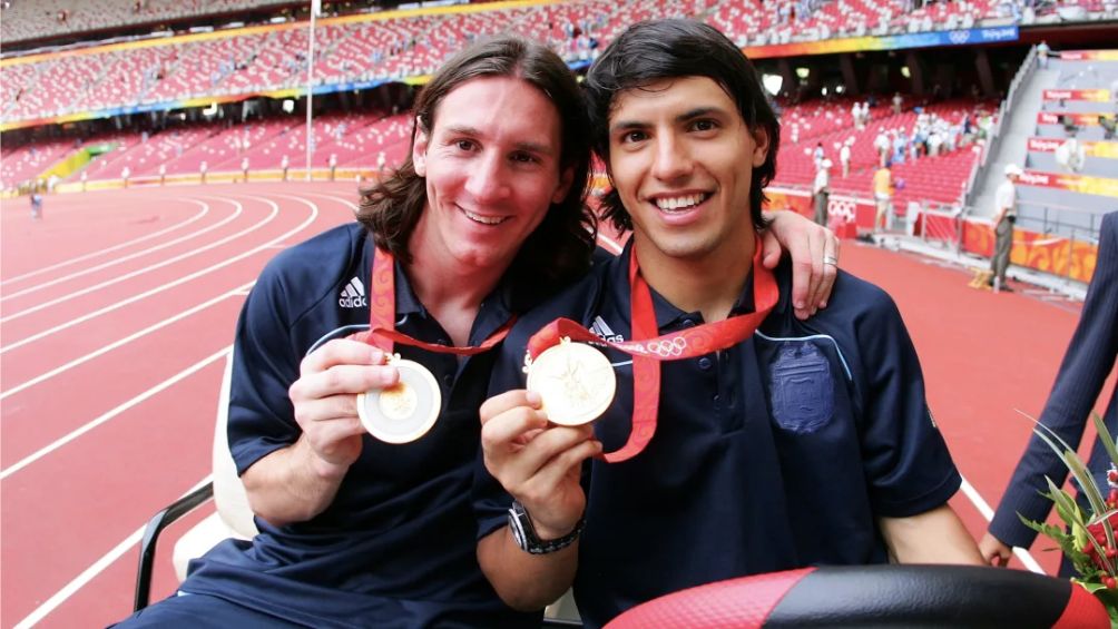 Messi y Kun con sus medallas en 2008