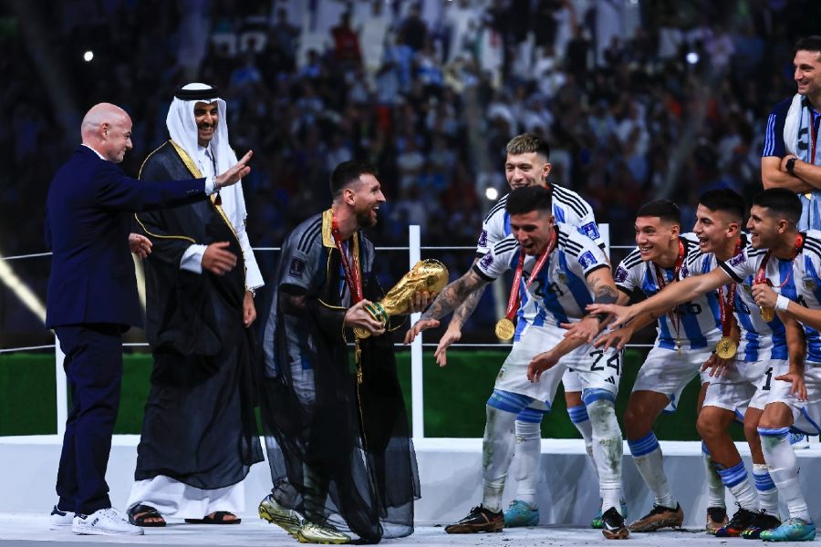 Lionel Messi festejando con sus compañeros