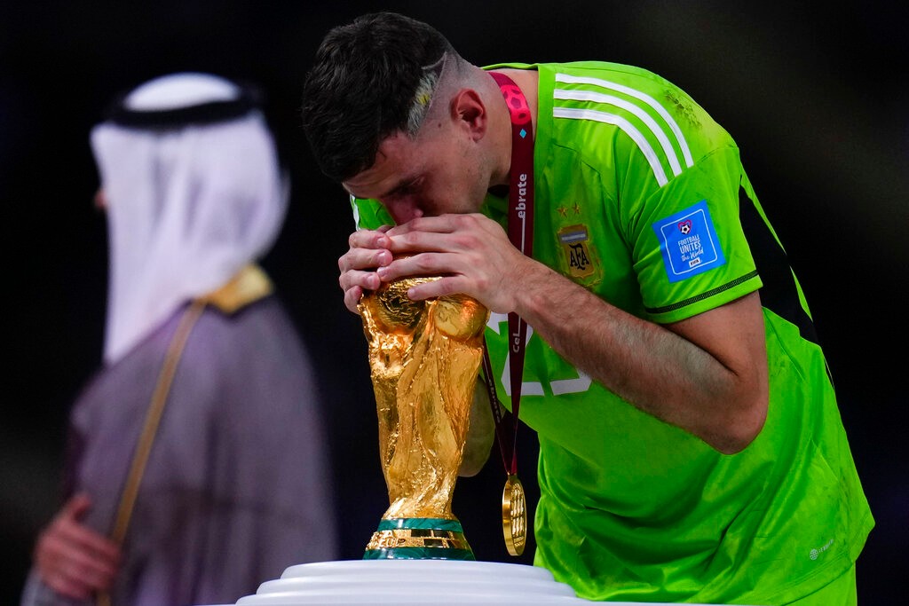 El Dibu Martínez besa la Copa del Mundo