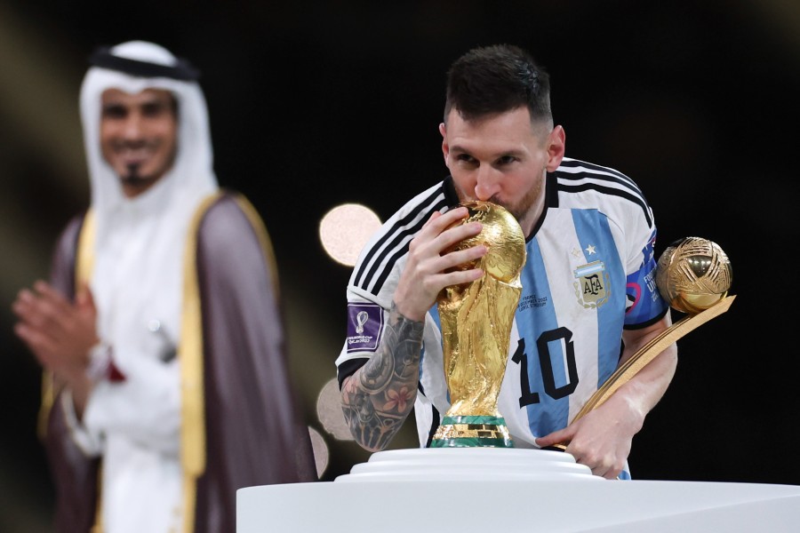 Messi besa la Copa del Mundo al recibir su Balón de Oro
