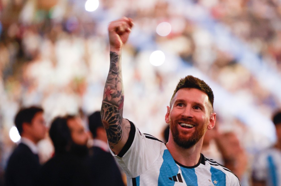 Lionel Messi saludando a los aficionados argentinos que lo apoyaron desde las gradas