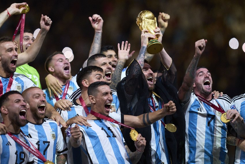 Messi con el bisht tras ganar el Mundial
