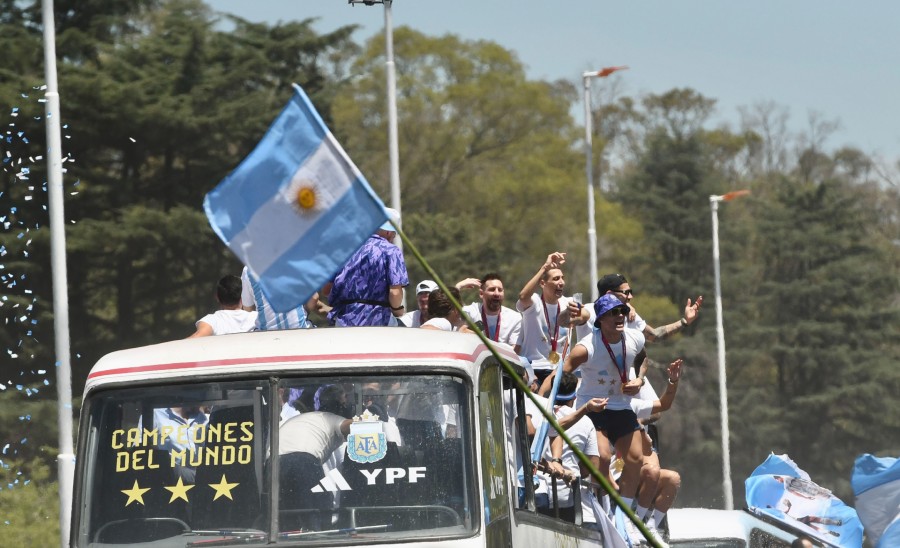 Jugadores argentinos en autobús por las calles de Argentina