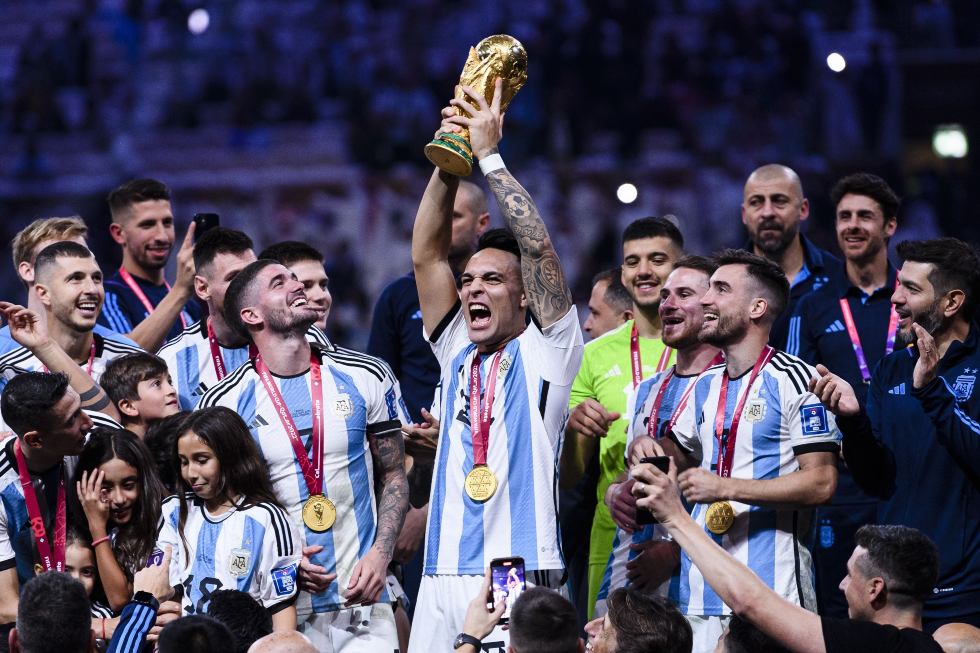 Lautaro Martínez levantó la Copa del Mundo