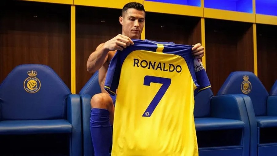 Cristiano Ronaldo viendo la camiseta de nuevo equipo