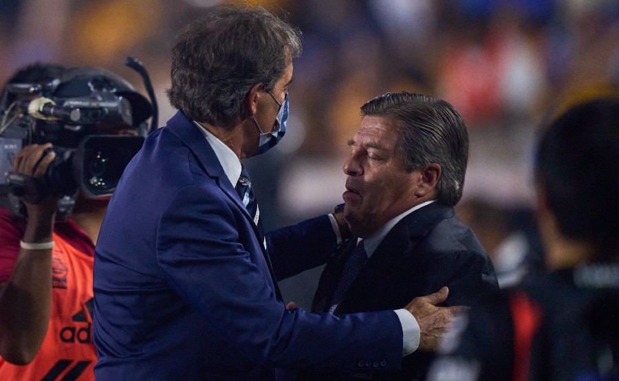Almada y Herrera se saludan previo a juego de Tigres y Pachuca