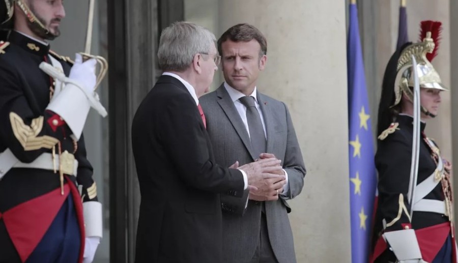 Thomas Bach, dirigente del COI, con Emmanuel Macron, presidente de Francia