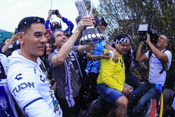 Almada en festejo tras campeonato del Pachuca