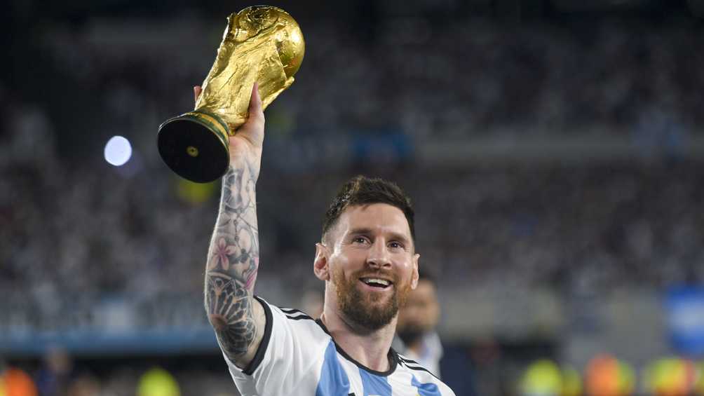 Messi mostrando la Copa del Mundo 