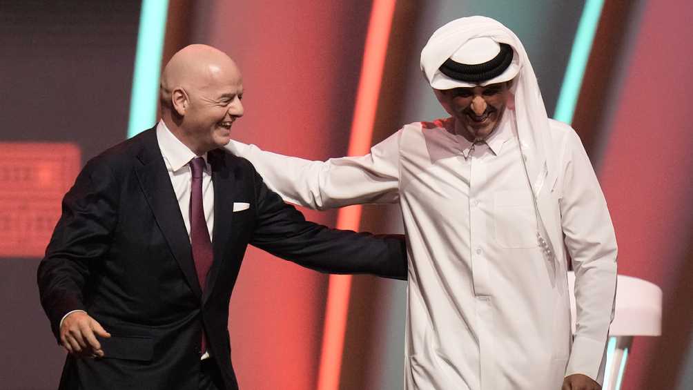 Infantino y Emir de Qatar en el sorteo del Mundial