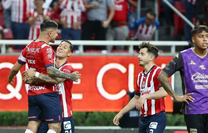 Jugadores de Chivas celebrando un gol ante Mazatlán